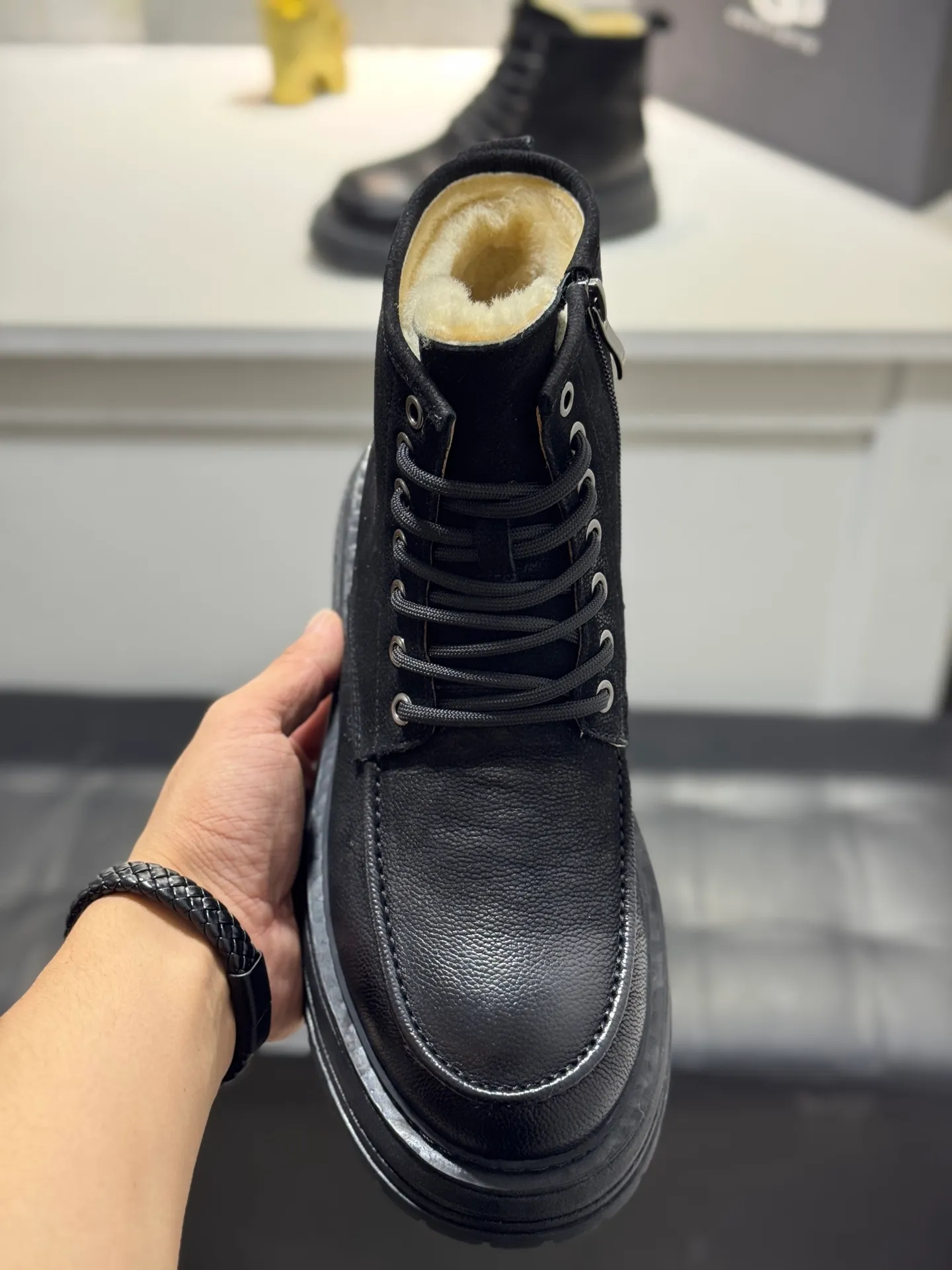 Men's men's shoes 💰660 [New style] 🦥🦥UGG - high-end quality 🔥Australian imported wool 🔥Full fur original single entry and exit counter without pressure, let you feel no replacement 💏The upper is made of first-layer cowhide 'all original Australian wool' Strict men's boots thick wool can be distinguished by the naked eye 💓Real wool keeps warm and does not smell like feet, warms the whole winter ✨Carefully crafted for those who know the goods🔥Size: 38-44 (45 customized